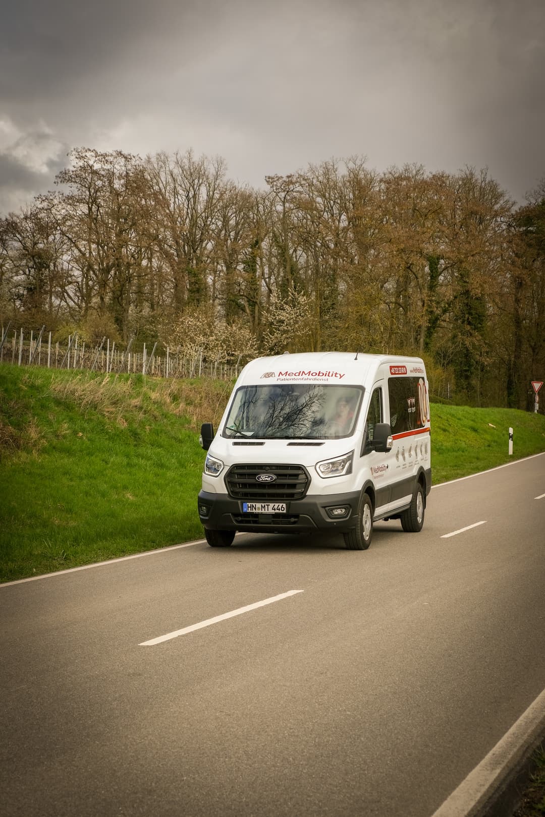 MedMobility Fahrzeug unterwegs auf einer Landstraße